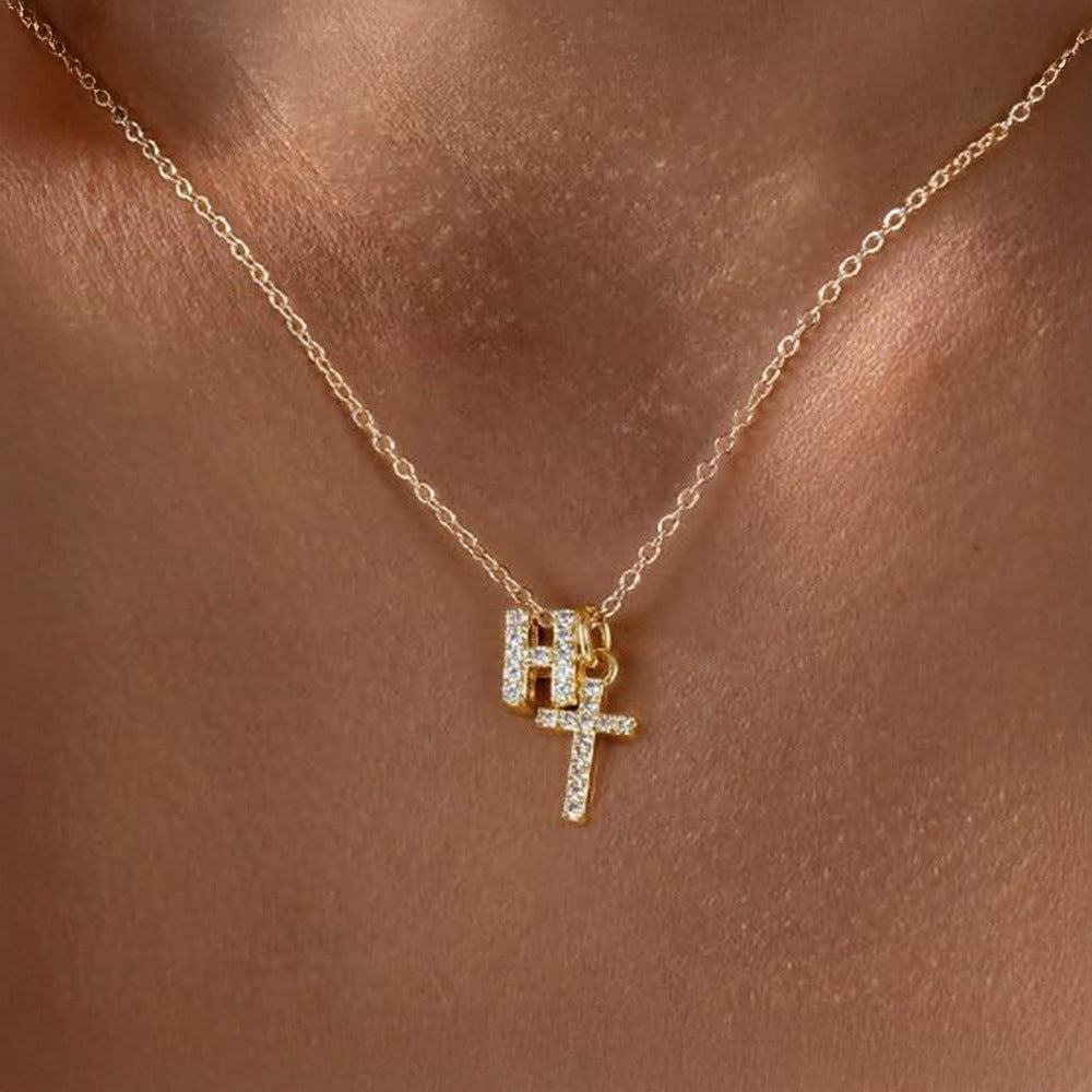 Fijne ketting met initiaal- en kruishanger in diamantlook