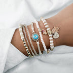 Armbandenbundel met hamsahand en parelaccenten
