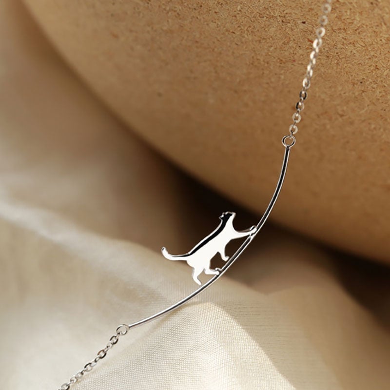 Ketting met klimmende kat in zilverkleur