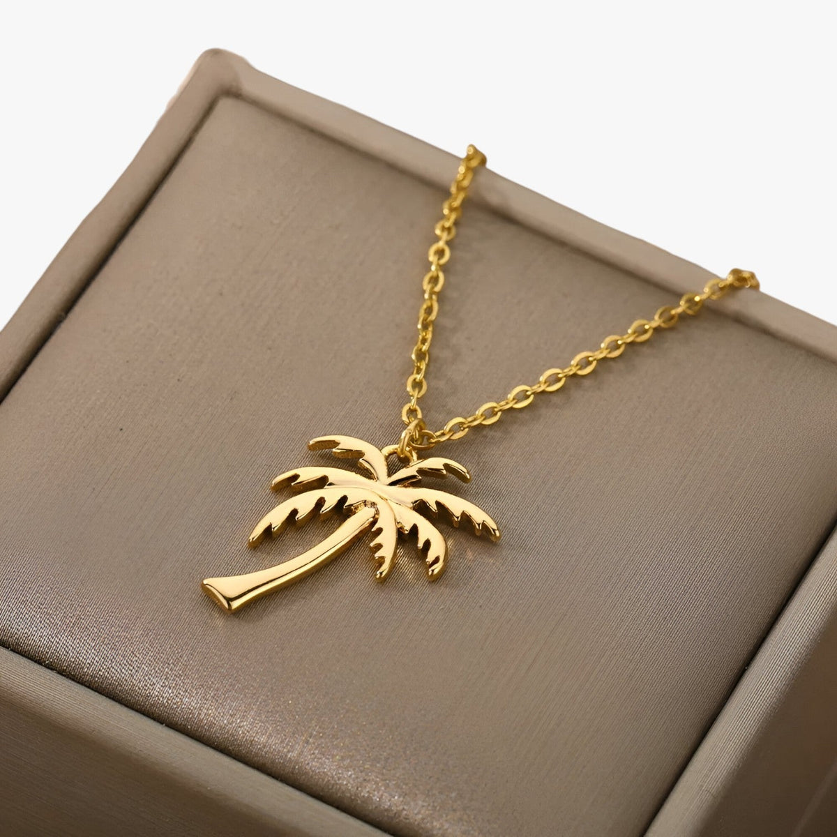 Ketting met palmboomhanger aan een fijne schakel