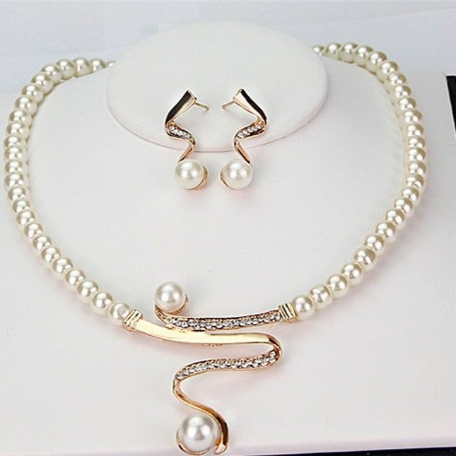 Set van parelketting en oorhangers met goudkleurige golf