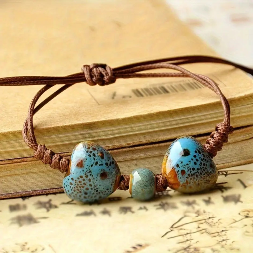 Keramische kralenarmband met hartjes in blauw en bruin