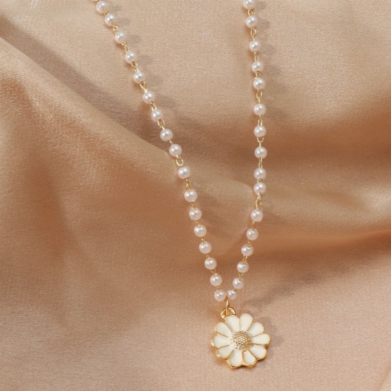 Ketting met madeliefje- en parelhanger