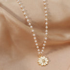 Ketting met madeliefje- en parelhanger
