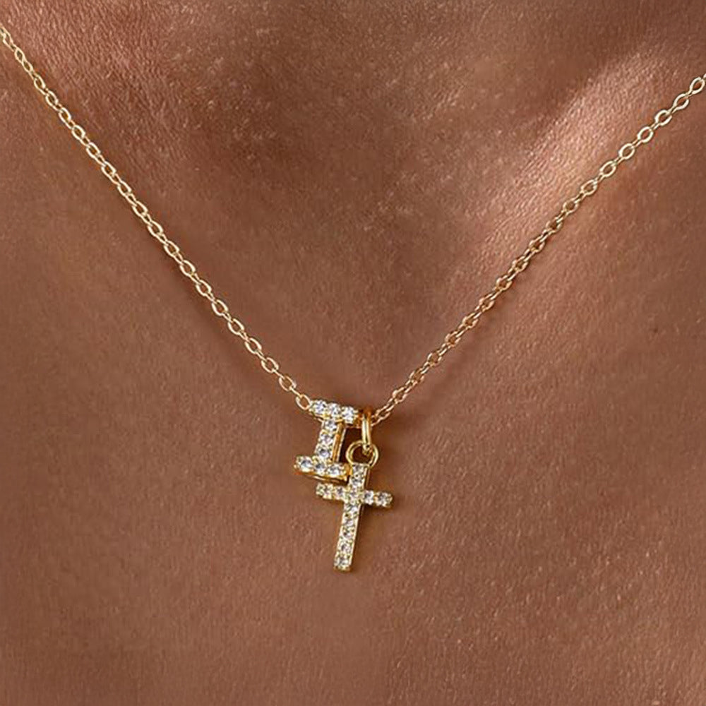 Fijne ketting met initiaal- en kruishanger in diamantlook