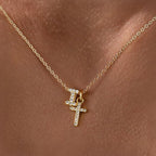 Fijne ketting met initiaal- en kruishanger in diamantlook