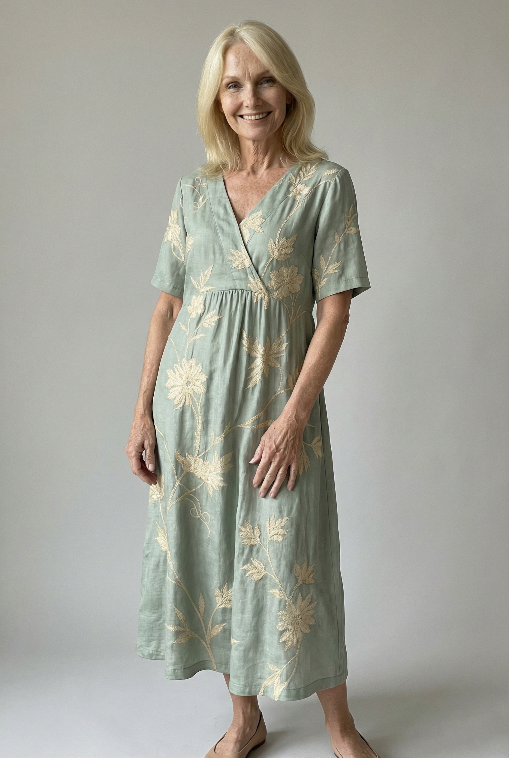 Jurk met ton-sur-ton bloemenborduursel en relaxte zomersnit