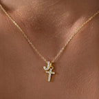 Fijne ketting met initiaal- en kruishanger in diamantlook