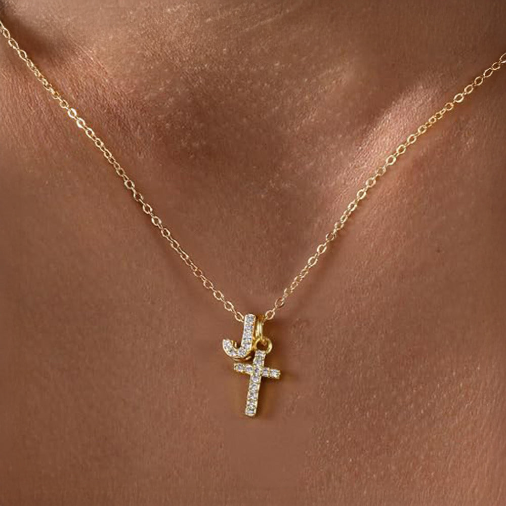 Fijne ketting met initiaal- en kruishanger in diamantlook