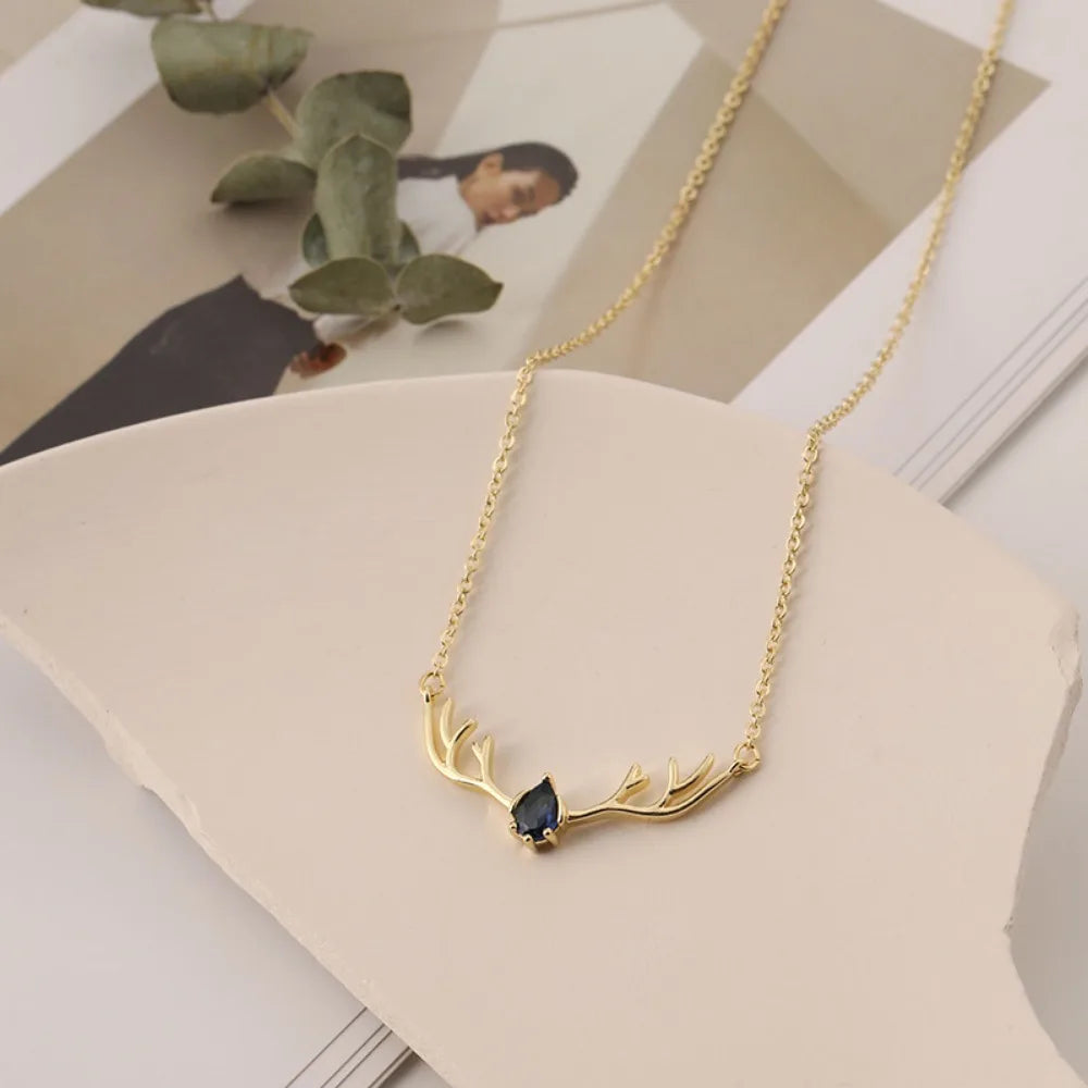 Hertengeweiketting met hartbedel