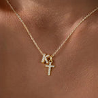 Fijne ketting met initiaal- en kruishanger in diamantlook