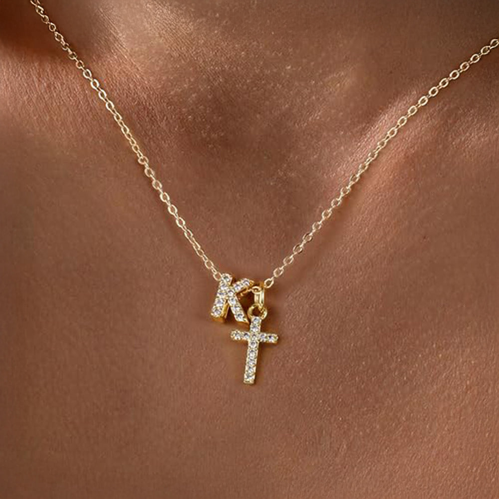 Fijne ketting met initiaal- en kruishanger in diamantlook