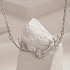 Hertengeweiketting met hartbedel