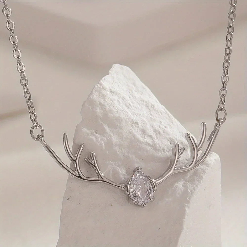 Hertengeweiketting met hartbedel