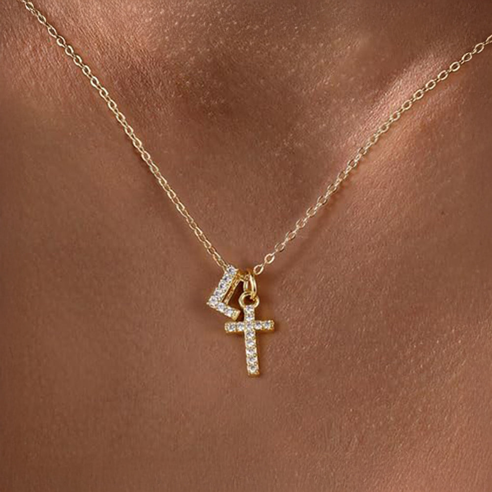 Fijne ketting met initiaal- en kruishanger in diamantlook