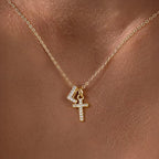 Fijne ketting met initiaal- en kruishanger in diamantlook