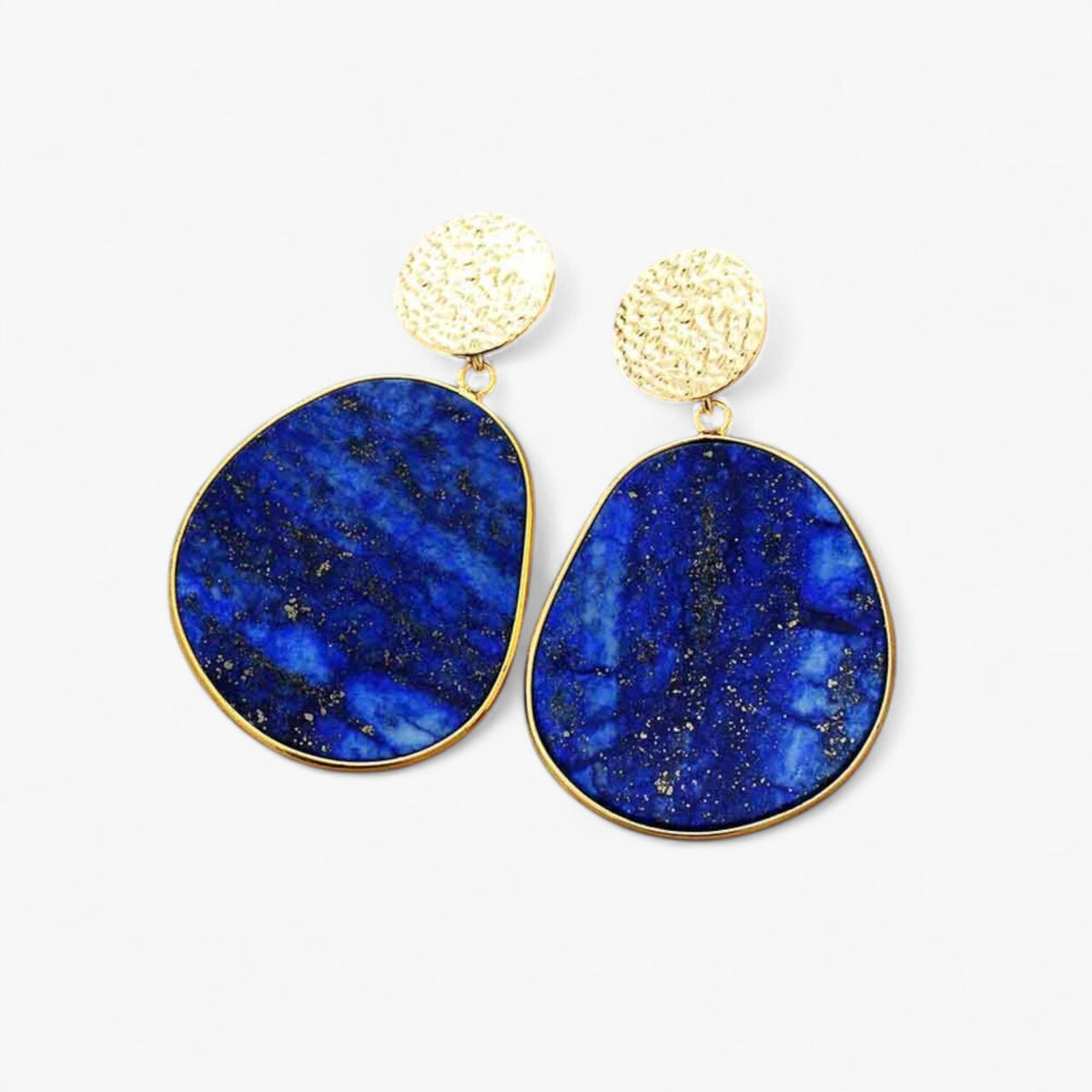 Oorbellen met lapis lazuli en natuursteendetail