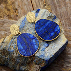 Oorbellen met lapis lazuli en natuursteendetail