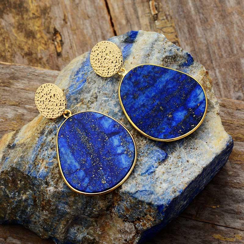Oorbellen met lapis lazuli en natuursteendetail