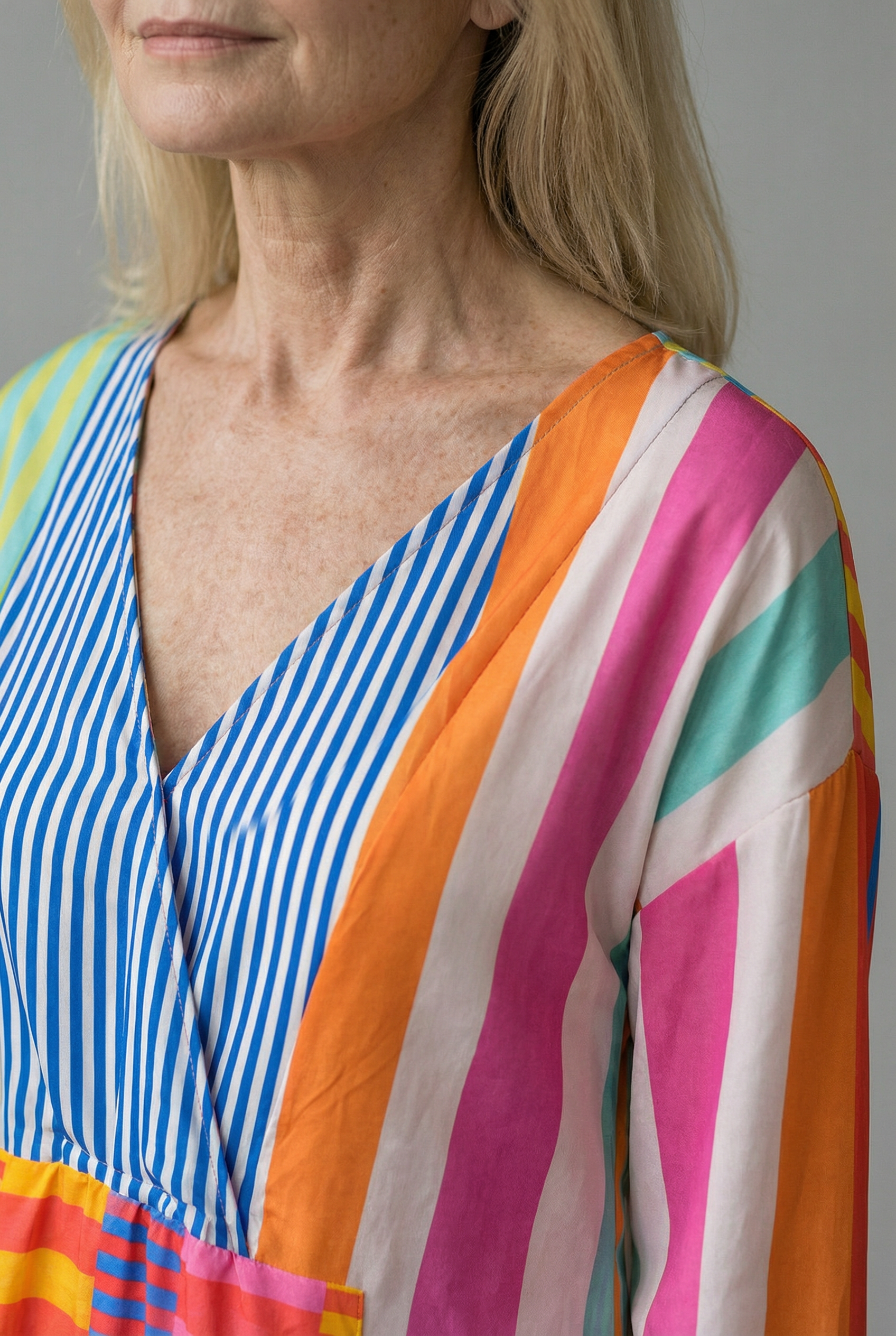 Kleurrijke patchwork maxi-jurk met V-hals en lange mouwen