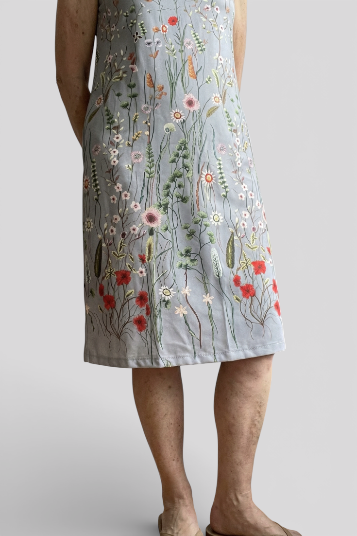Mouwloze jurk met bloemenborduursel en losse bohovorm