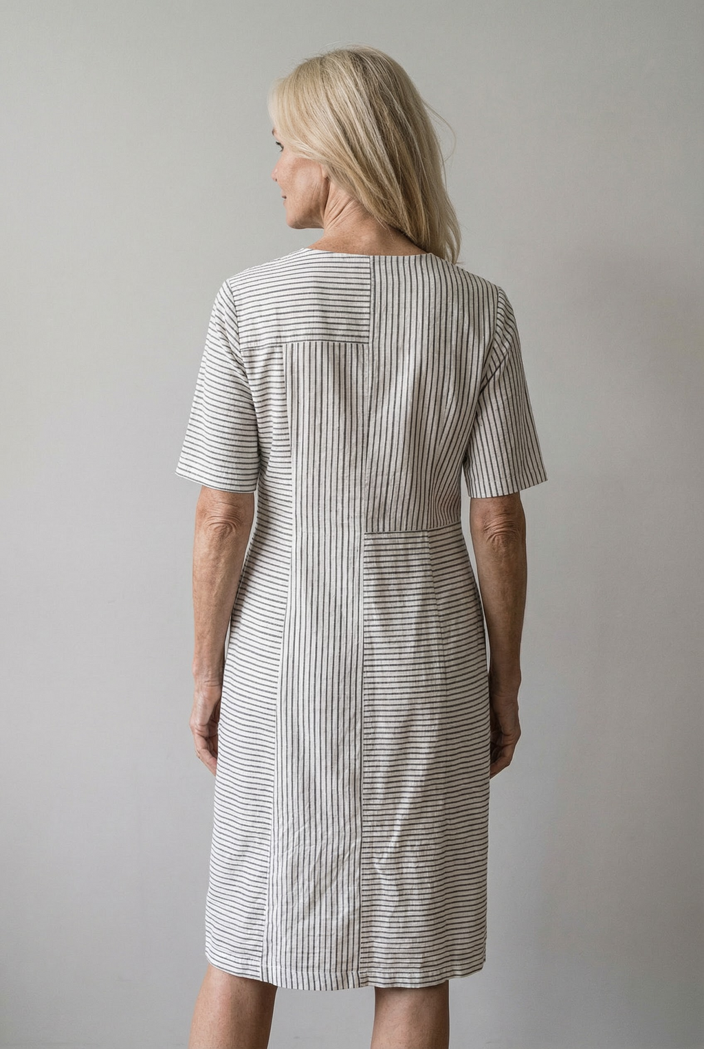 Gestreepte jurk met V-hals en losse zomerse vorm