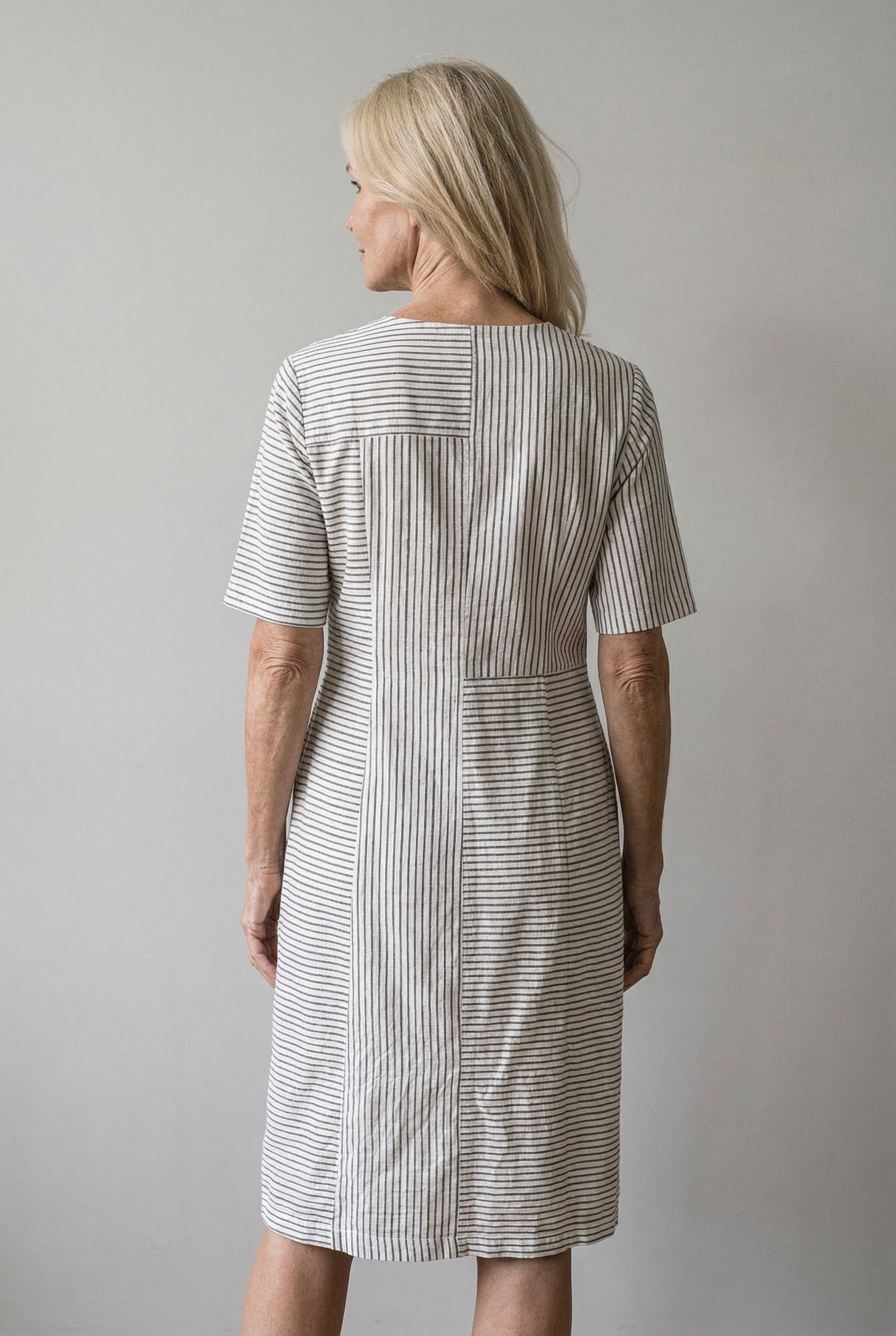 Gestreepte jurk met V-hals en losse zomerse vorm