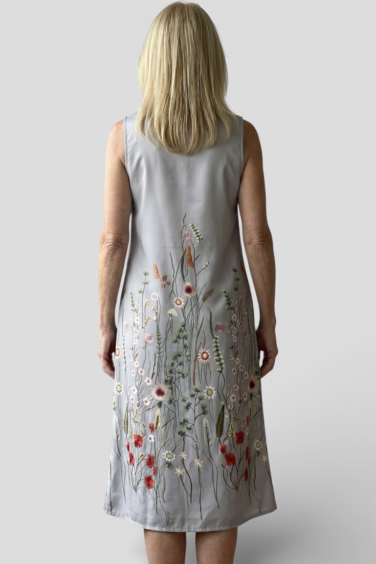 Mouwloze jurk met bloemenborduursel en losse bohovorm
