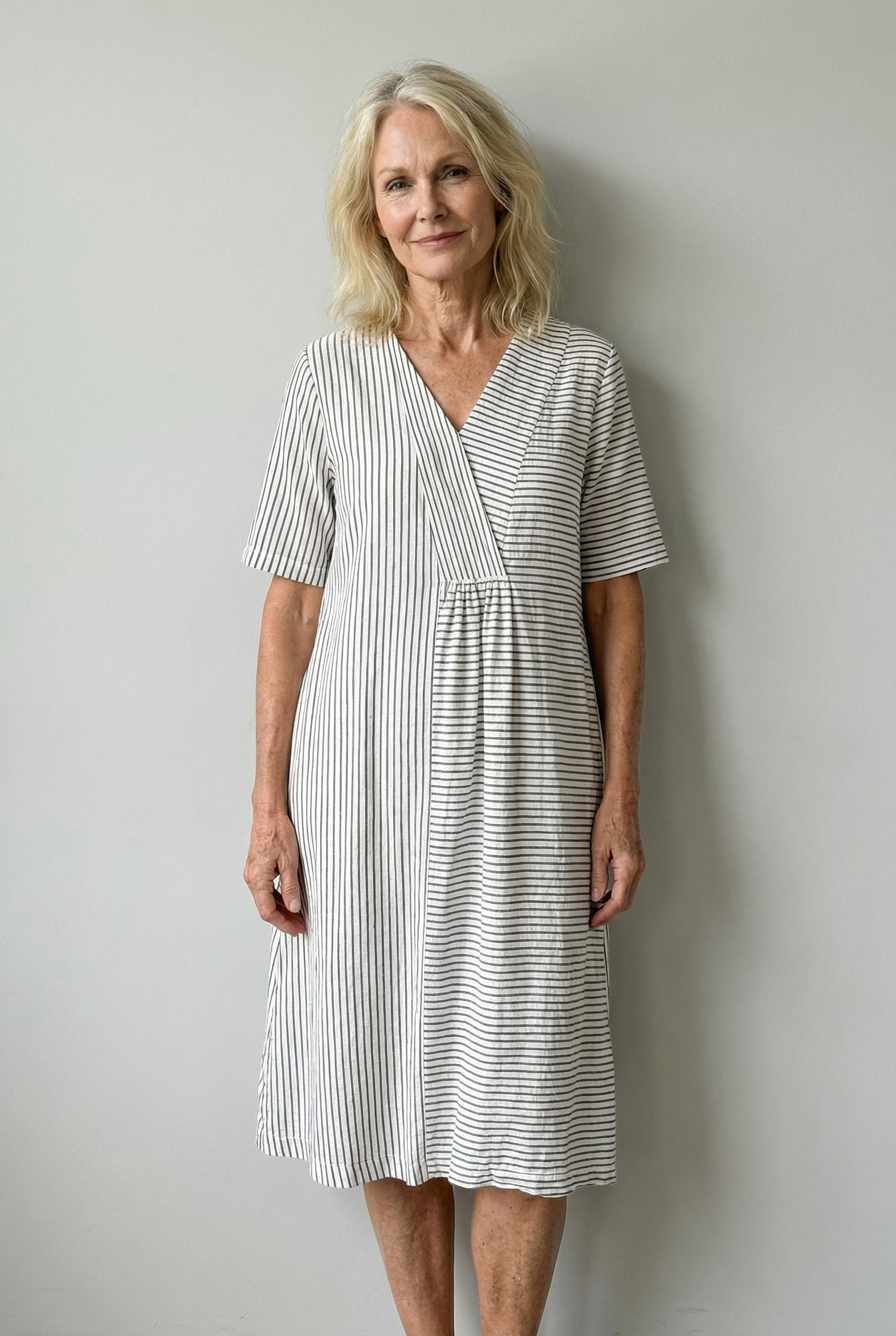 Gestreepte jurk met V-hals en losse zomerse vorm