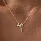 Fijne ketting met initiaal- en kruishanger in diamantlook