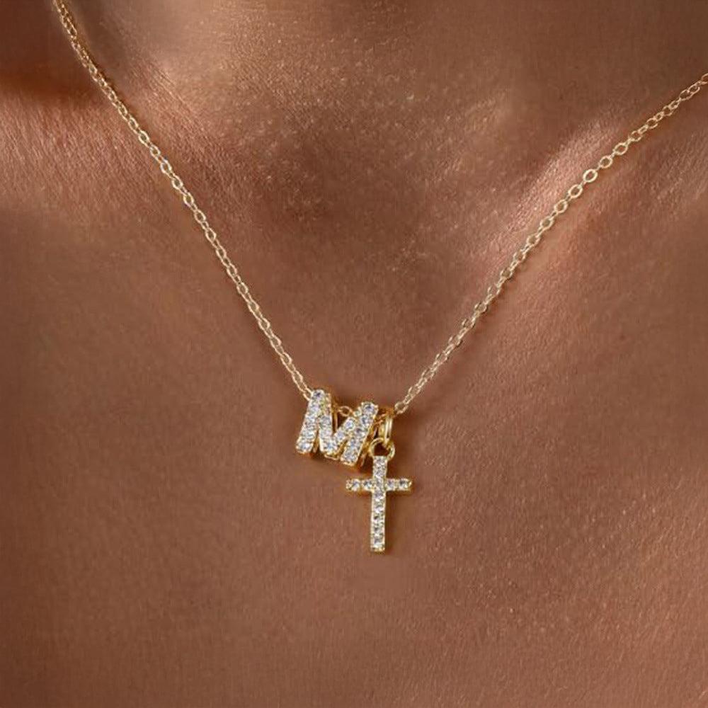 Fijne ketting met initiaal- en kruishanger in diamantlook