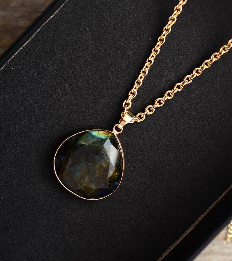 Handgemaakte ketting met labradoriethanger