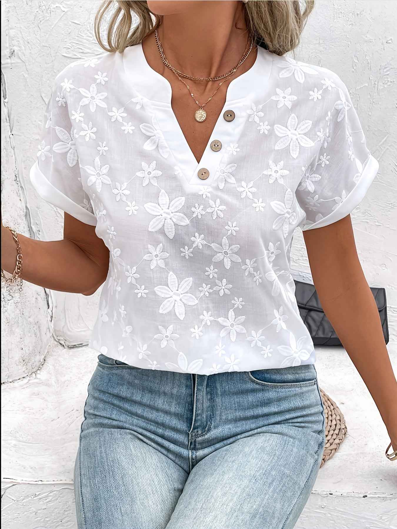Blouse met bloemenborduursel, V-hals en knoopdetail