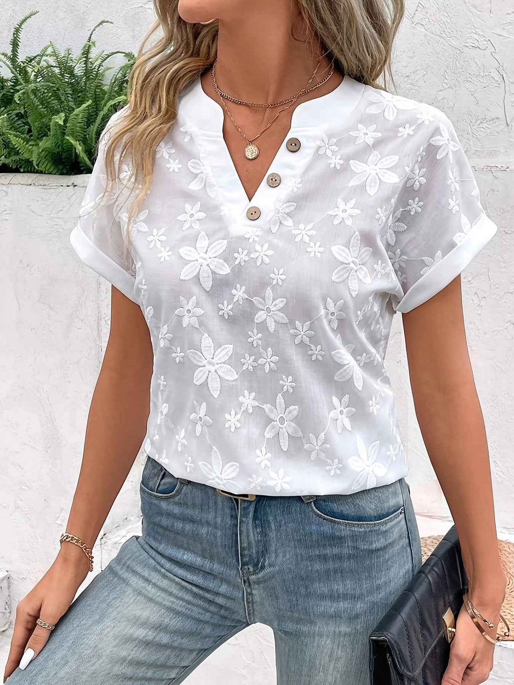 Blouse met bloemenborduursel, V-hals en knoopdetail