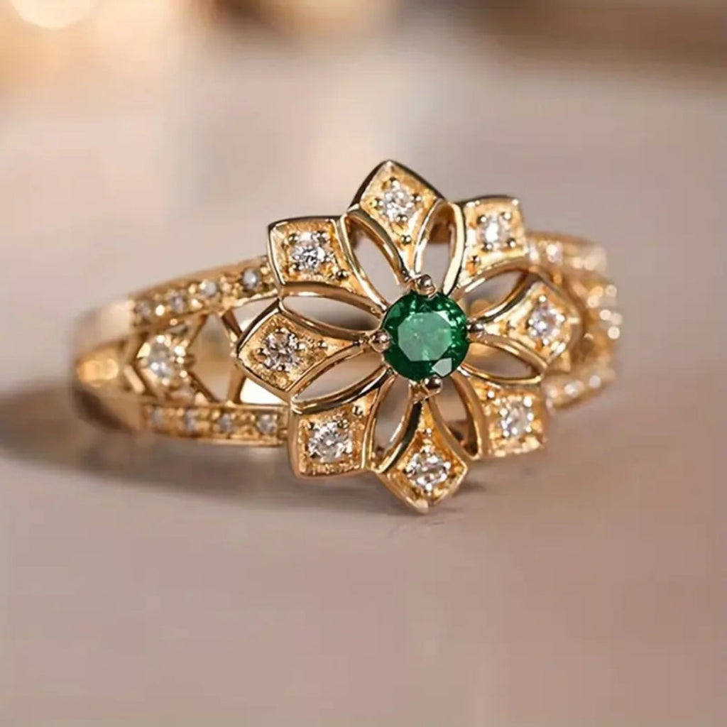 Goudkleurige opengewerkte ring met groene bloem
