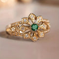 Goudkleurige opengewerkte ring met groene bloem