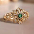 Goudkleurige opengewerkte ring met groene bloem