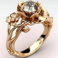 Goudkleurige bloemring met wit kristal