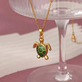 Goudkleurige ketting met felgroene schildpad