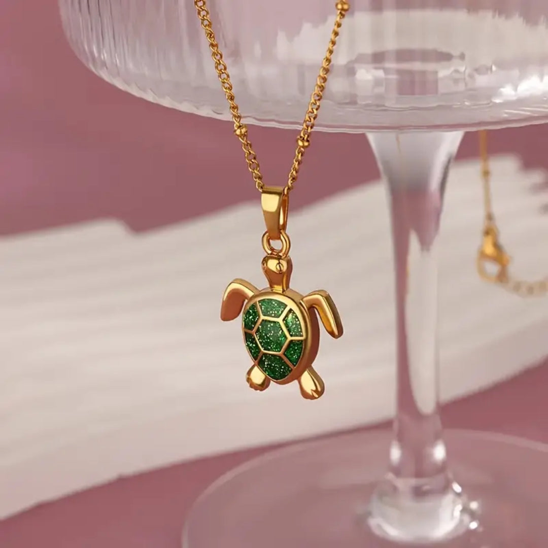 Goudkleurige ketting met felgroene schildpad