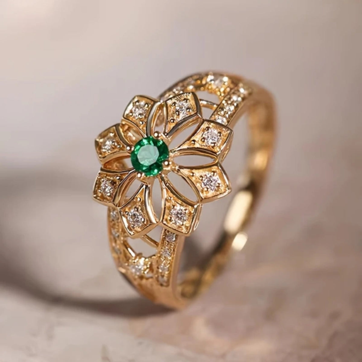 Goudkleurige opengewerkte ring met groene bloem