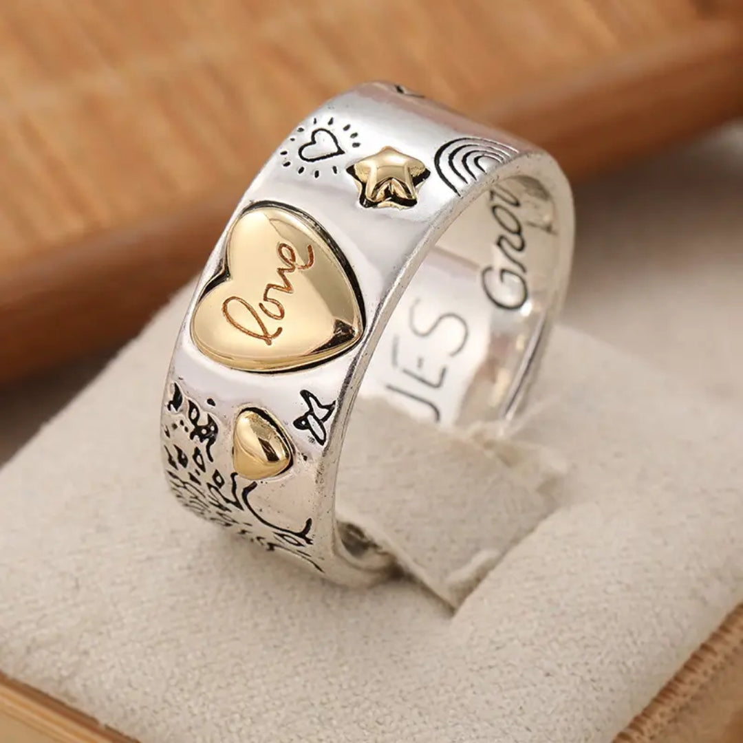 Tweekleurige ring met hartjesrij