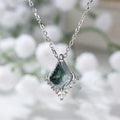 Zilverkleurige ketting met groene steen en natuurthema