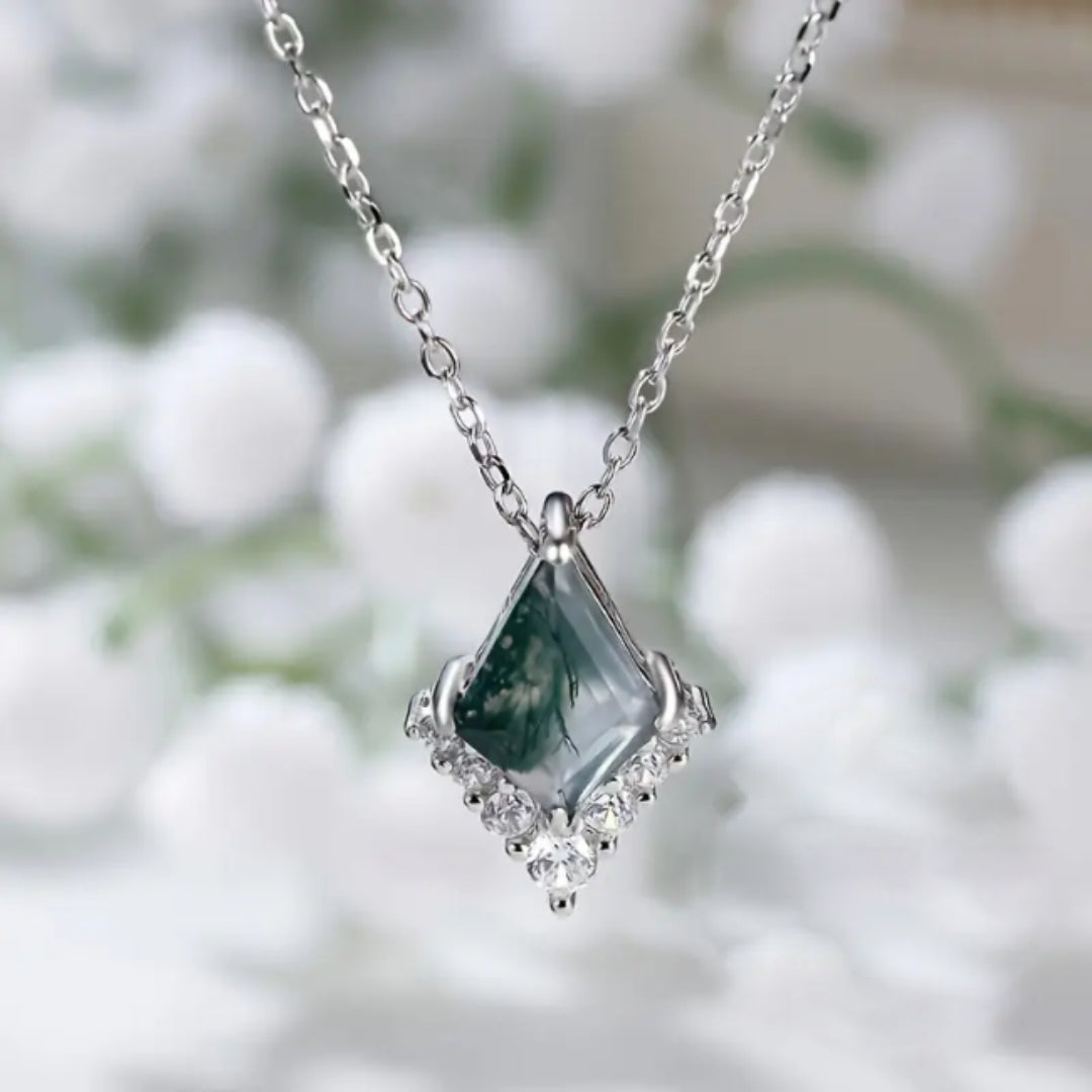 Zilverkleurige ketting met groene steen en natuurthema