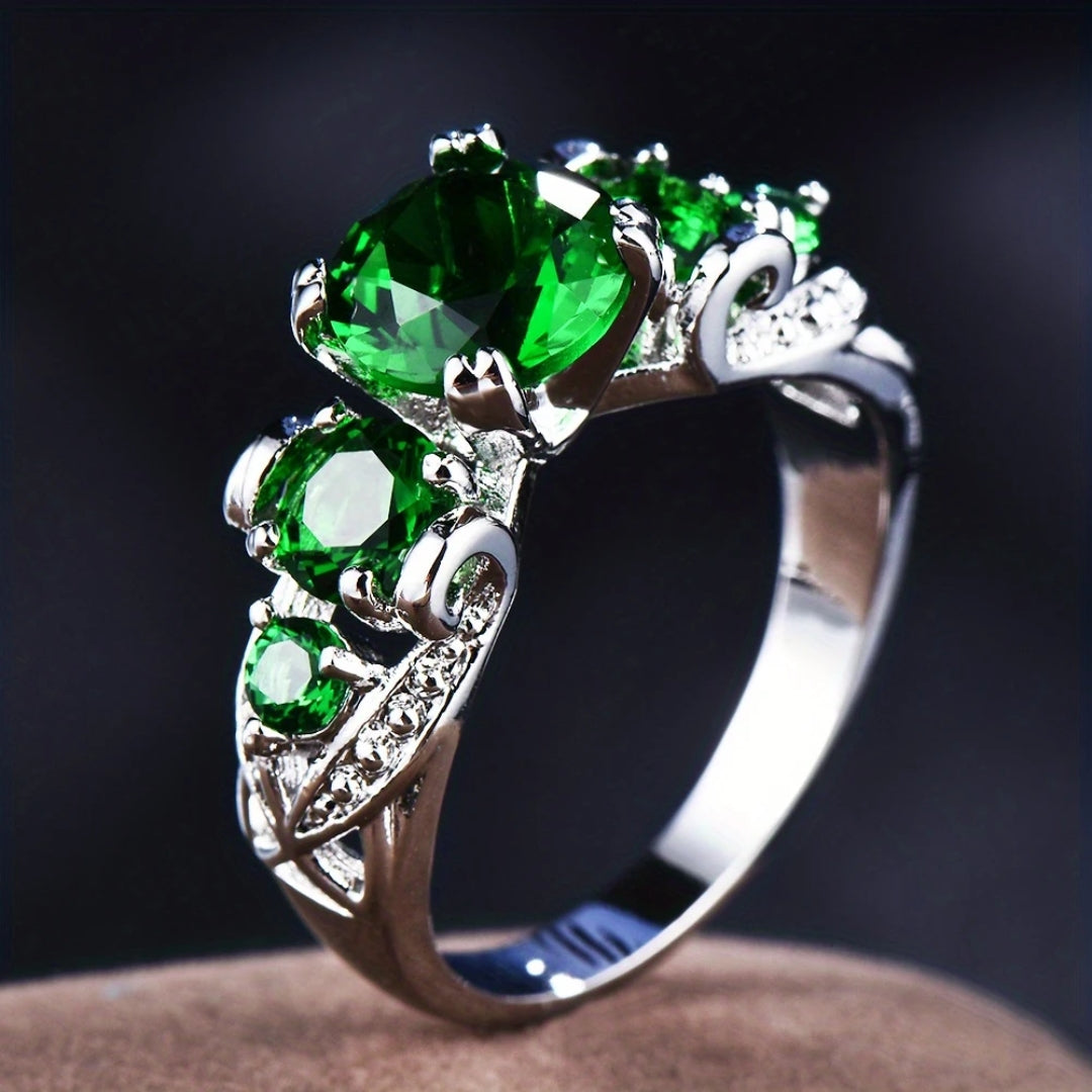 Heldere zilverkleurige ring met groene steen