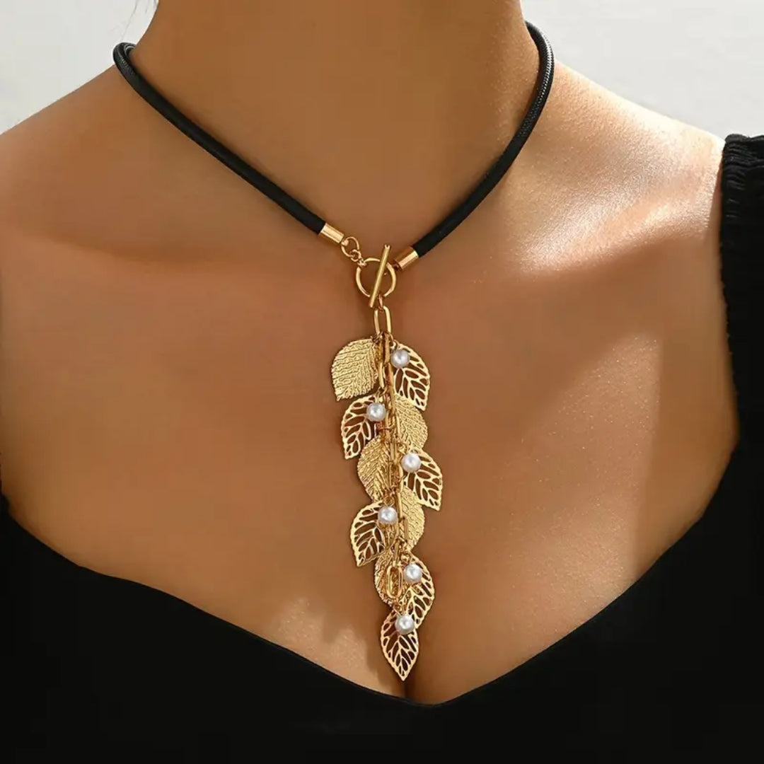 Goudkleurige ketting met hangende varen