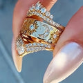 Stralende goudkleurige ring met zon en maan
