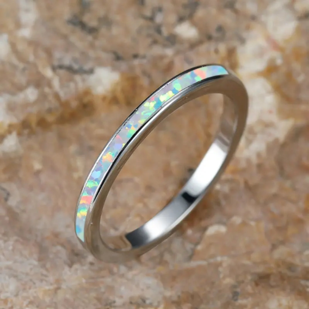 Fijne zilverkleurige ring met opaallook
