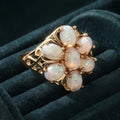 Goudkleurige bloemenring met witte opaallook