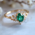 Goudkleurige ring met groen glas en exotisch ontwerp